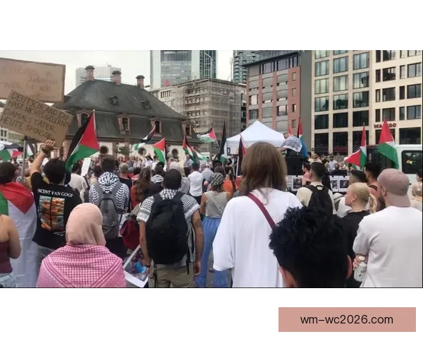 艾维街头演讲引关注 手持麦克风与路人分享独到见解与生活感悟